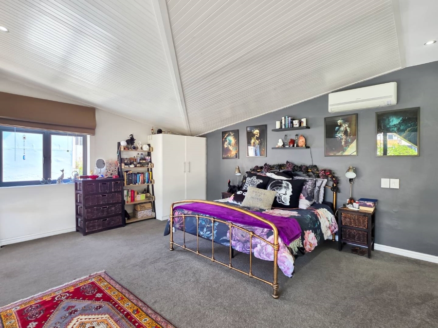 2 Bedroom Property for Sale in Vredehoek Western Cape